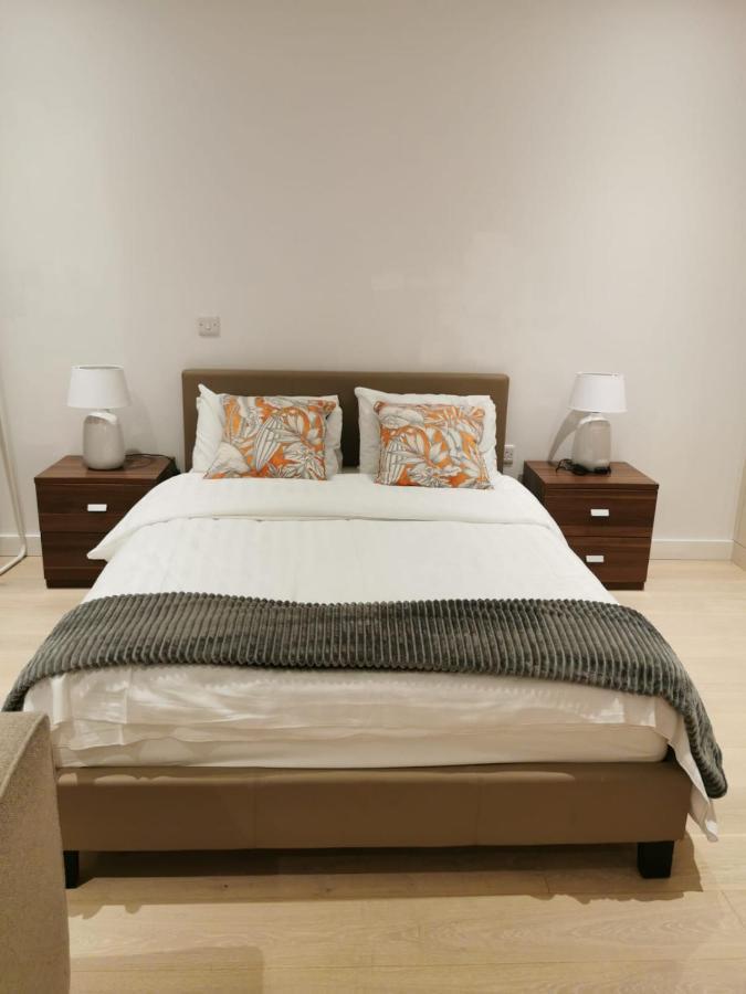 Apartament Comfy 1 Bed Studio 1 Minute From Train Station