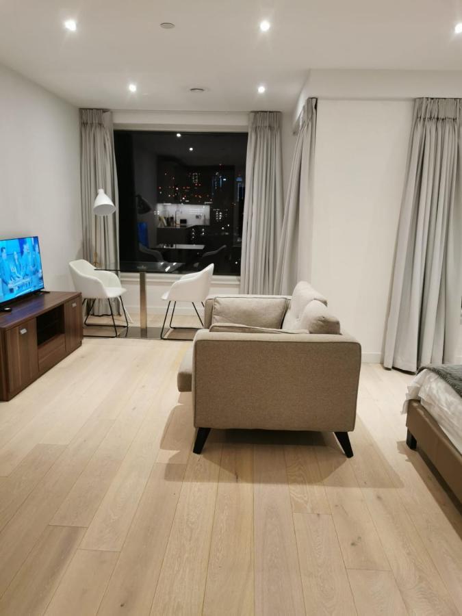 Comfy 1 Bed Studio 1 Minute From Train Station Apartament